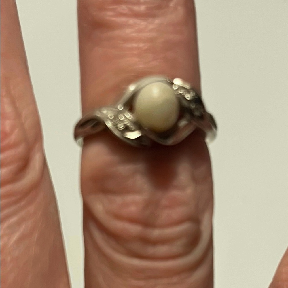 Elegant Silver and pearl Ring